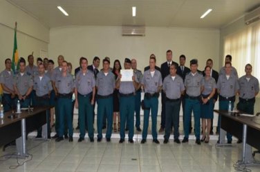 Polícia Militar e líder comunitário são homenageados