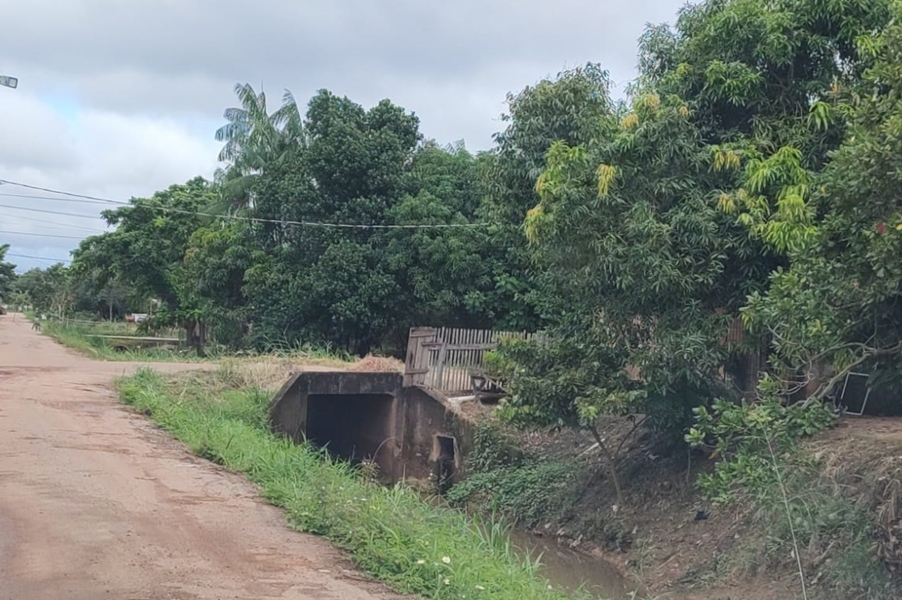 SERVIÇO: Canal no bairro Três Marias recebe serviço de limpeza após descarte incorreto de lixo