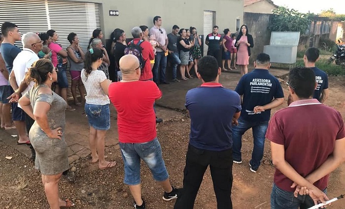 OBRAS PARADAS: Cristiane Lopes leva respostas aos moradores da 4° Etapa do Cohab