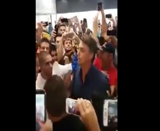 Bolsonaro é ovacionado por multidão no Aeroporto de Confins; assista