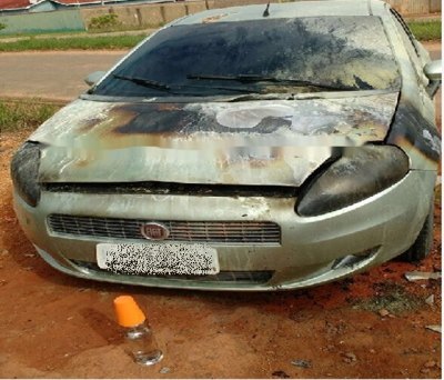 Homem tem carro incendiado após se envolver em briga