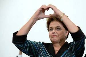 Dilma tenta se descolar de fracasso da seleção