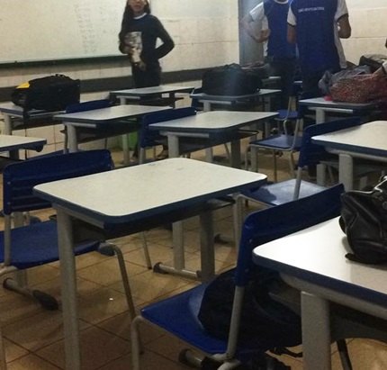 CAOS – Salas de aula da Escola João Bento ficam inundadas após chuva