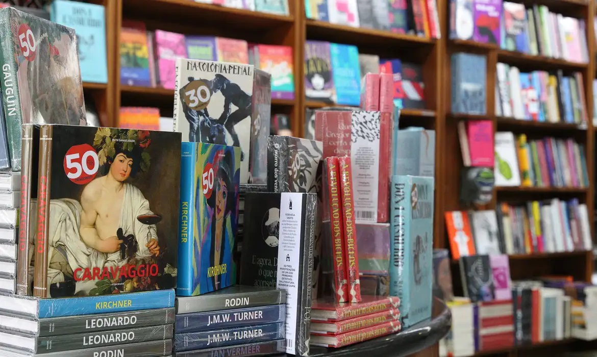 PESQUISA: As mulheres são as que mais compraram livros nos últimos 12 meses; percentual chega a 62%