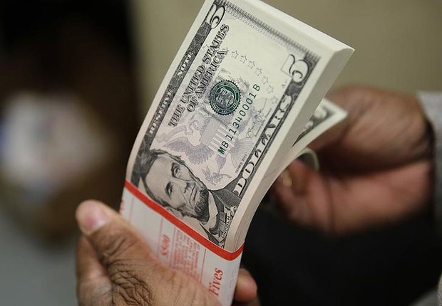 ECONOMIA: Dólar renova máxima com demanda de importador e tesourarias