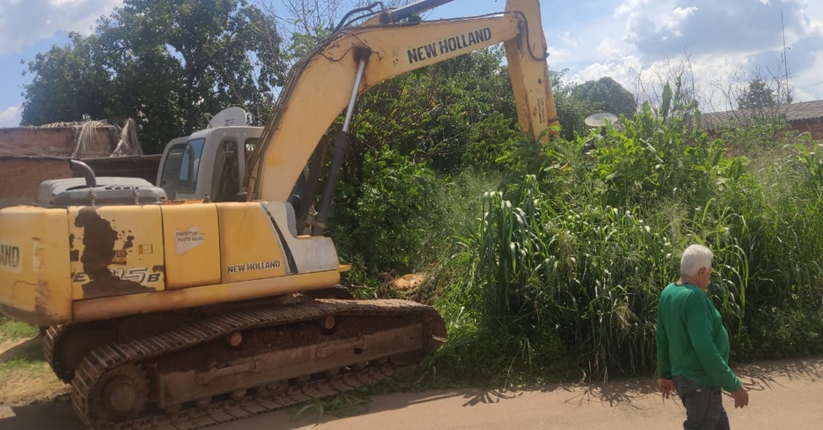 EM PORTO VELHO: Prefeitura realiza limpeza de bocas de lobo atendendo a pedido de Edimilson Dourado