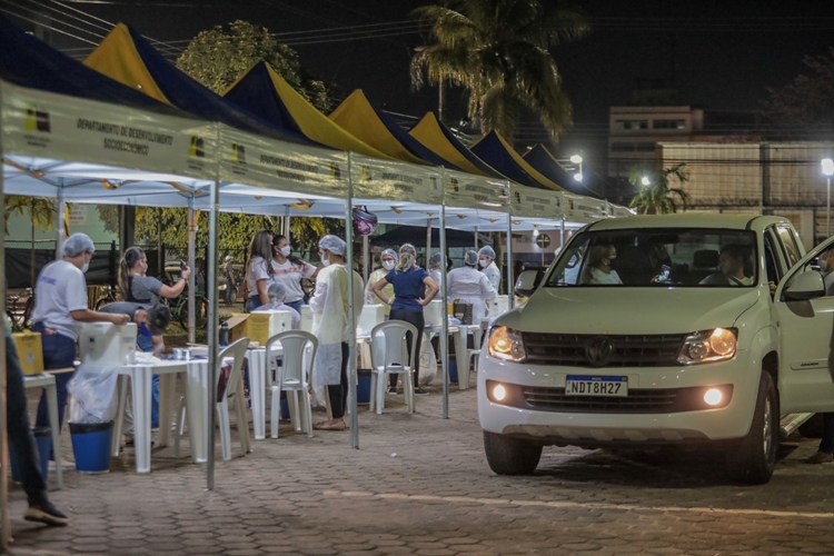 IMUNIZAÇÃO: Pessoas acima de 19 anos são vacinadas no drive-thru em Porto Velho