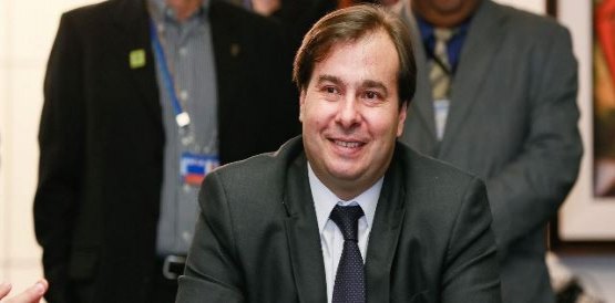 Presidente em exercício, Rodrigo Maia sanciona Orçamento de 2017