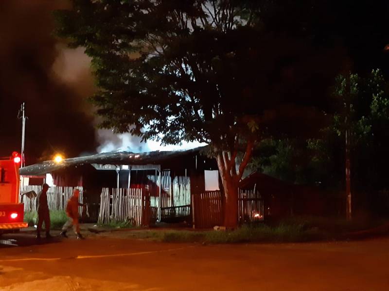 TIRO NA CABEÇA: Homem é assassinado e casa onde aconteceu o crime é incendiada