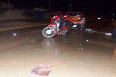 Motociclista e esposa grávida ficam em estado grave após acidente 