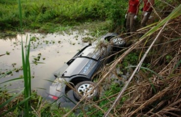 JI-PARANÁ - Idoso morre após sair da pista e cair com veículo em um lago - Fotos