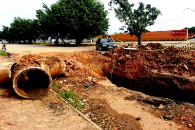 Obra mal sinalizada causa risco à condutores de veículos em movimentada avenida