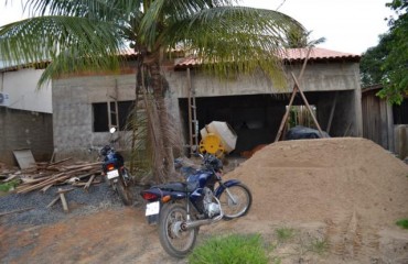 JARU - Casa construída com garrafas pets está quase concluída