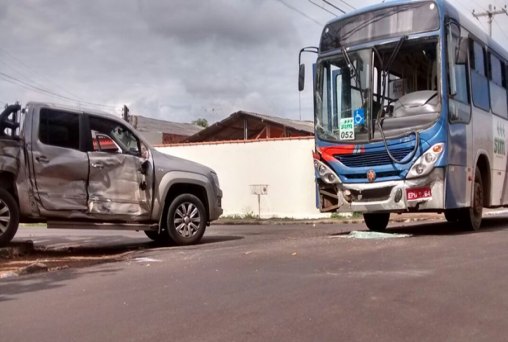 SEM SINALIZAÇÃO - Ônibus e caminhonete se chocam em cruzamento 