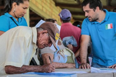 Pequenos produtores recebem títulos definitivos de suas propriedades