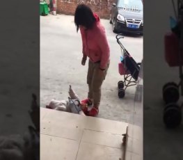 Mãe é flagrada agredindo bebê que chorava em rua; vídeo choca