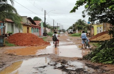 ABANDONO – Moradores de bairro da zona Leste são obrigados a viver com sujeira devido a falta de saneamento