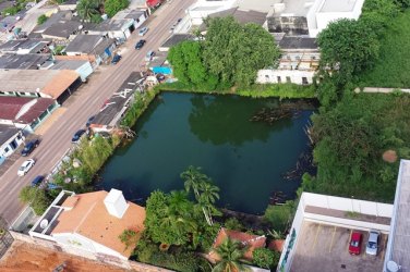 CENA DA CIDADE – Terreno com obra parada e alagada é criadouro de mosquitos