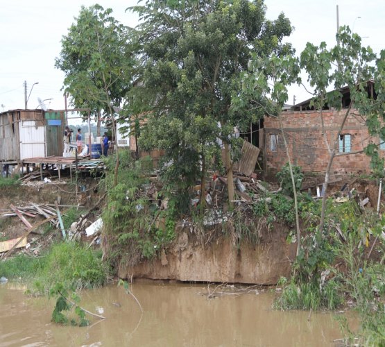 CHUVAS - Prefeitura inspeciona área de risco e alerta sobre desbarrancamento