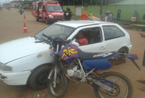 Colisão entre carro e moto deixa duas pessoas feridas