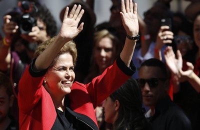 Dilma anuncia reajuste do Bolsa Família e mira resistência a Temer