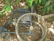 VALE DO PARAÍSO - Cadeiras de rodas de hospital são abandonadas na beira da estrada