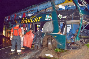 Ônibus da banda Raça Negra tomba e deixa 27 pessoas feridas 