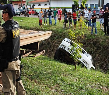 Motorista perde controle de veículo e cai em vala na Jorge Teixeira