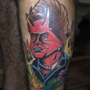 Homem faz tatuagem de Dilma Rousseff com rosto de diabo