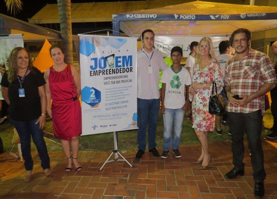 Alunos participam da 'Feira Jovem Empreendedor'
