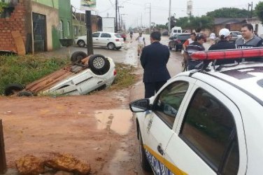 CENA DA CIDADE - Motorista entra em vala aberta na zona Leste e capota carro - FOTOS