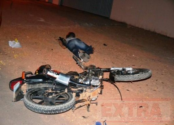 Choque entre motos deixa dois em estado grave e um morto