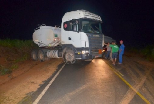 Carreta fica atravessada na pista e interdita parcialmente rodovia