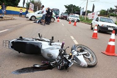 Motorista da prefeitura avança cruzamento e atropela motociclista
