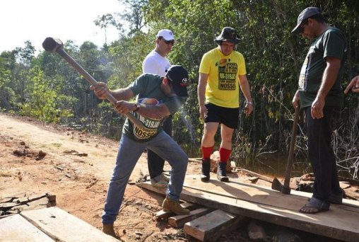 Voluntários recuperam pontes para evitar fim do tráfego na 319