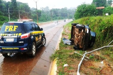 PERIGO NA BR - Carros capotam durante chuva na rodovia 