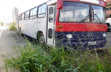 ABANDONADO – Moradores reclamam de ônibus que esta em via pública a mais de um ano