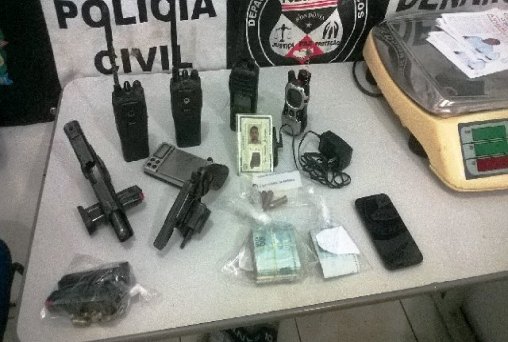 DENARC invade flutuante prende suspeitos, armas, drogas e dinheiro
