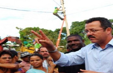 SÓ RINDO - Morador faz piada com administração Roberto Sobrinho enquanto cava fossa - VÍDEO