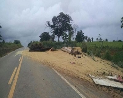 Carreta carregada de soja tomba na BR-364 após ser  'fechada'  por outra