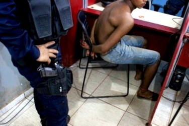 Adolescente é apreendido acusado de assaltar mulheres