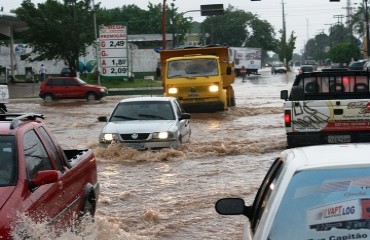 CENAS DA CIDADE - Tarde de chuva deixa ruas e bairros da capital com muitas alagações - Confira fotos