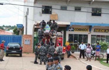 Amigos e familiares comparecem ao enterro de PM morto em acidente – Fotos 