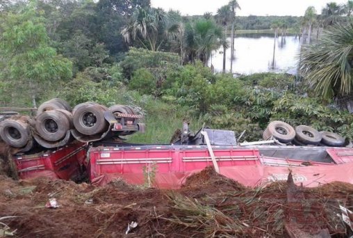 Grave acidente envolvendo carretas deixa pelo menos dois mortos 