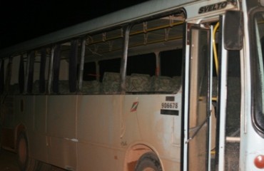 USINAS - Quase 40 ônibus são queimados em canteiro de obras de Jirau - VÍDEO