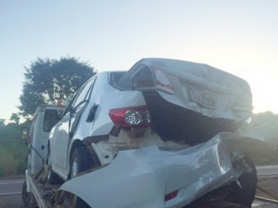 Carro fica parcialmente destruído ao ser atingido por caminhonete