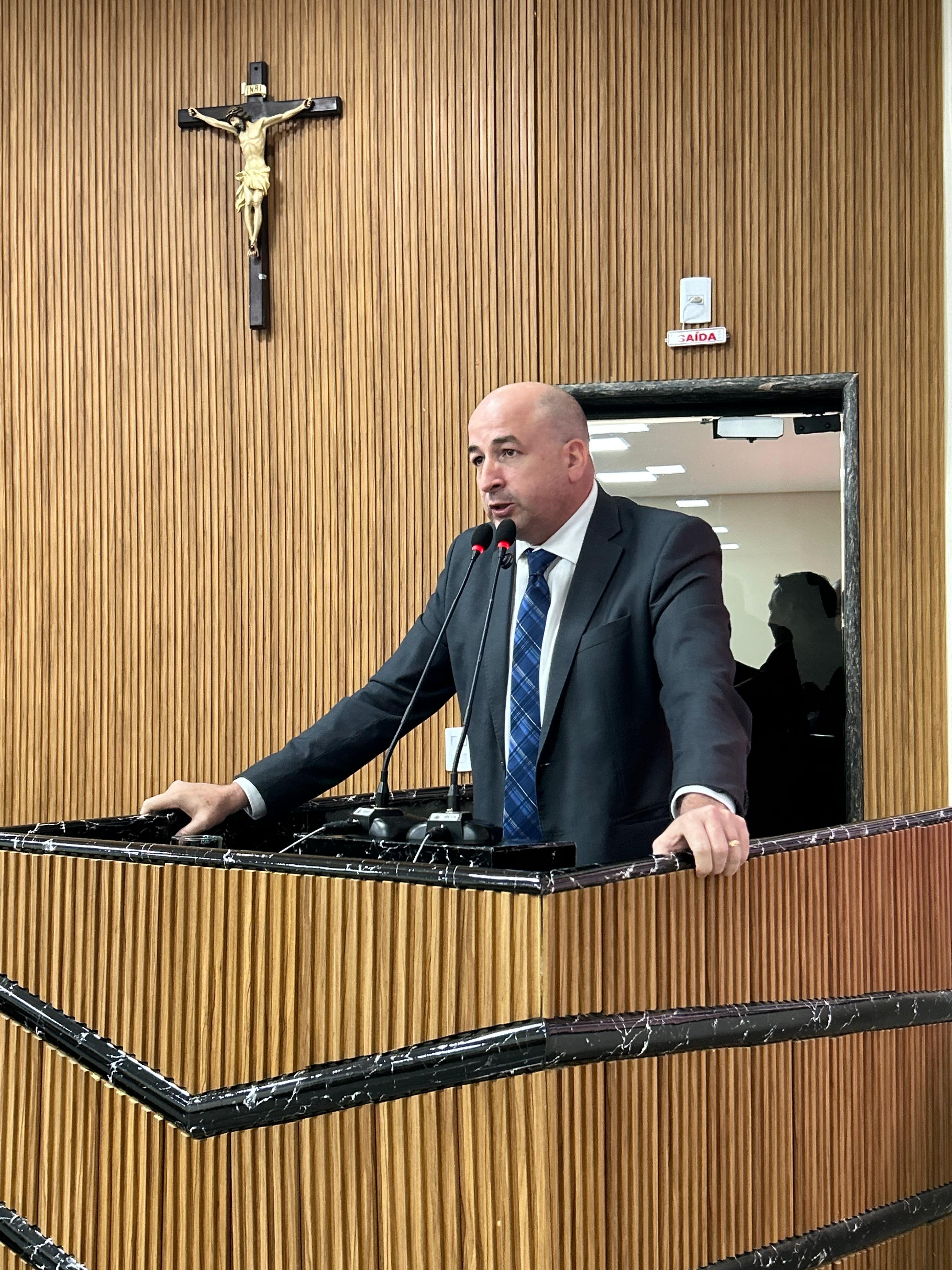 GEDEÃO NEGREIROS: Vereador cobra limpeza urgente de vala no Bairro São Francisco