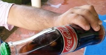 MONTE NEGRO - Homem encontra corpo estranho dentro de garrafa da Coca-Cola