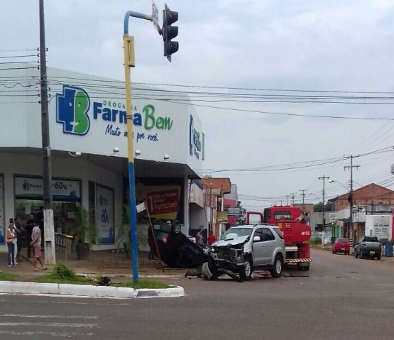 Carro capota e por muito pouco na invade farmácia em Porto Velho