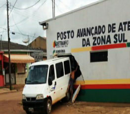 DESCONTROLADA – Van invade prédio do DETRAN na capital